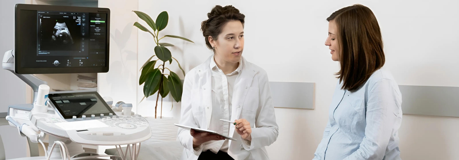 Medico, paziente e dispositivi medici in funzione che evidenziano l'importanza della localizzazione software